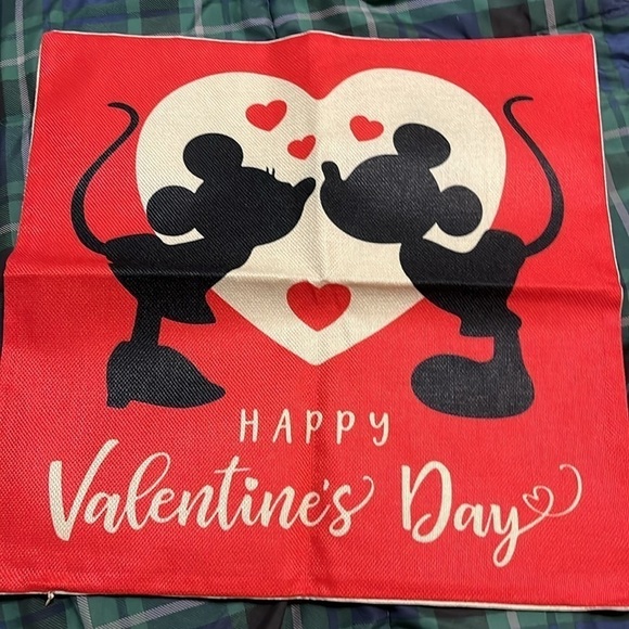 NWT 4 Disney Minnie Mouse Mickey Mouse Valentine's Day 18 x 18 pillow covers. - Picture 2 of 3
